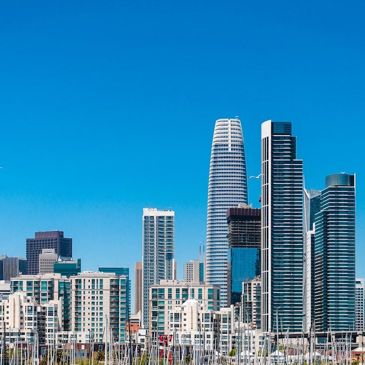 Parents evaluating schools in Germany